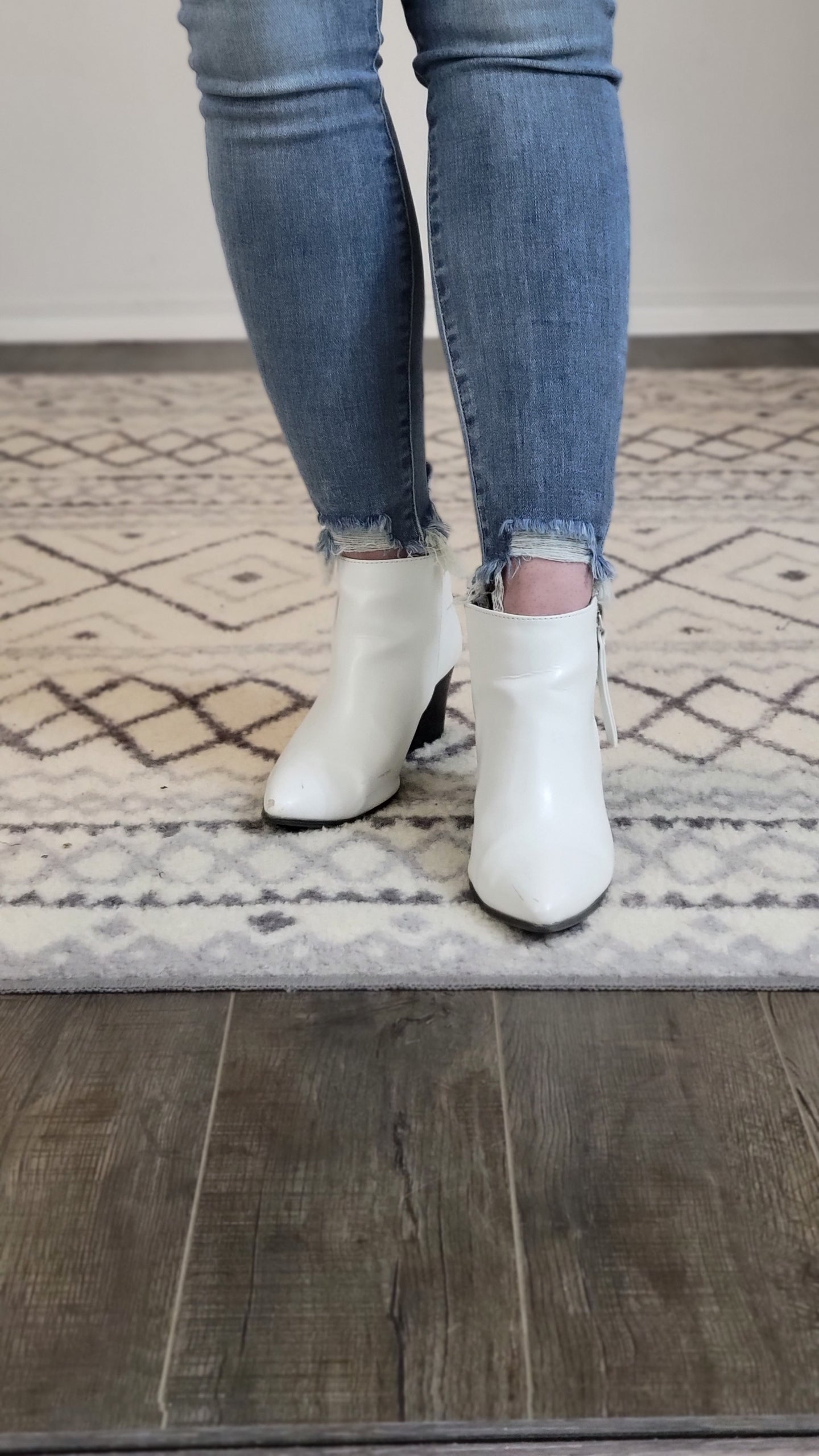 Judy Blue Mid Rise Light Wash Release Waistband Skinny “Katie” (24W)